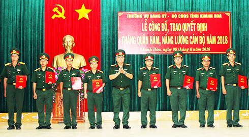 Đại tá Ngô Quang Trung - Chỉ huy trưởng Bộ Chỉ huy Quân sự tỉnh trao quyết định thăng quân hàm cho các sĩ quan.