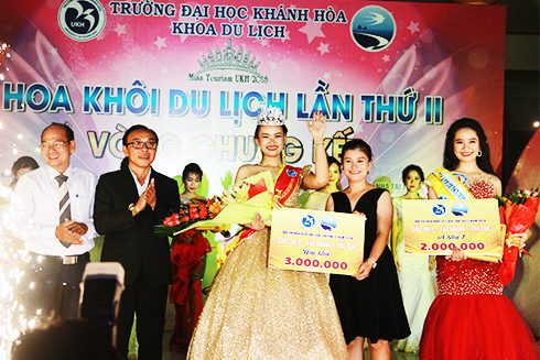 Thí sinh Nguyễn Thị Cẩm Tiên giành vương miện Hoa khôi du lịch