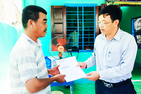 Ông Nguyễn Sỹ Khánh - Phó Chủ tịch UBND TP. Nha Trang trao tiền hỗ trợ cho gia đình cháu Khang.