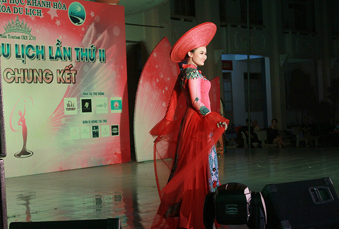Nguyen Thi Cam Tien performing in Ao Dai…
