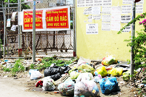 Phớt lờ biển cấm đổ rác