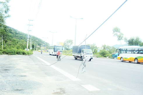 Dây cáp sà thấp nơi bãi đậu xe