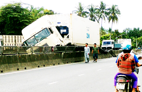 Xe Container mất lái, tông hàng loạt dải phân cách trên Quốc lộ