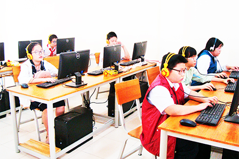 Học sinh thực hành Tin học tại một trường tiểu học ở TP. Nha Trang. 