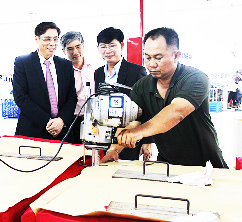 Đồng chí Lê Đức Vinh -  Chủ tịch UBND tỉnh thăm nhà máy sản xuất  của Công ty Cổ phần Dệt may Nha Trang. Ảnh: Bích La