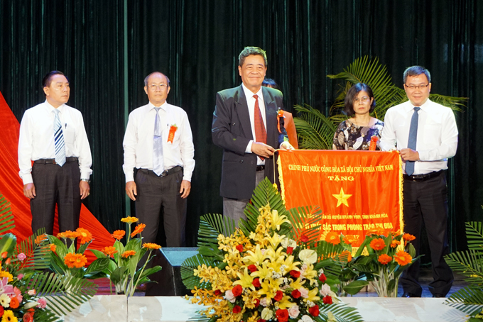 Ông Lê Thanh Quang trao cờ thi đua cho các tập thể. 