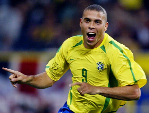 <p style= "text-align: justify; ">Kiểu đầu móng lừa của Ronaldo ở World Cup 2002 trở thành mốt của nhiều em nhỏ mê bóng đá</p>