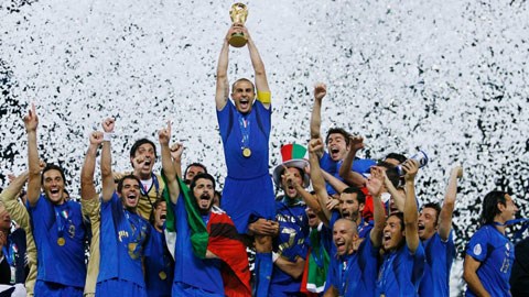 Canavaro- đội trưởng đội tuyển Italia nâng cao cúp vàng World Cup 2006