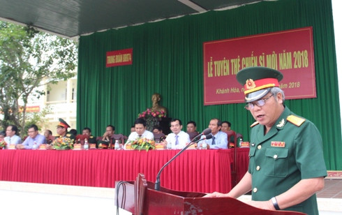 Đại tá Ngô Quang Trung - Chỉ Huy trưởng Bộ CHQS tỉnh Khánh Hòa  phát biểu chỉ đạo tại buổi lễ.