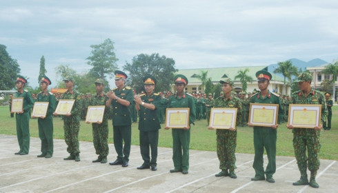 Lãnh đạo Bộ CHQS tỉnh Khánh Hòa trao giấy khen cho chiến sĩ mới.