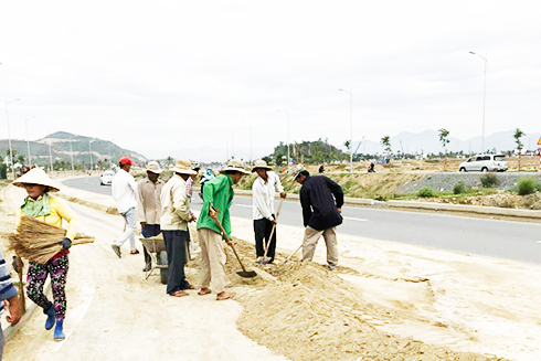 Xử lý đất cát trên đường Võ Nguyên Giáp