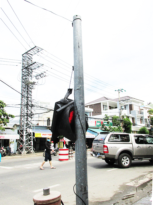 Đèn tín hiệu giao thông sắp rớt