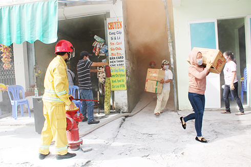 Cùng với việc tổ chức cứu người bị nạn, lực lượng chữa cháy tại chỗ còn khẩn trương di chuyển tài sản đến nơi an toàn.