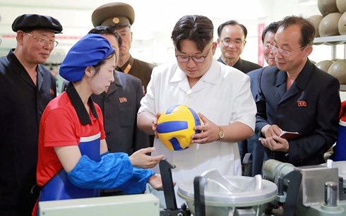 Ông Kim Jong-un (áo trắng) tham quan một nhà máy sản xuất đồ thể thao của Triều Tiên. Ảnh: KCNA.