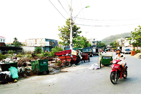 Đất công viên thành bãi rác, gây mất mỹ quan đô thị khu vực trung tâm phường Vĩnh Trường.