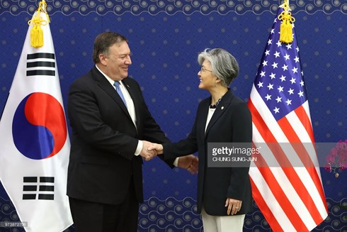 Ngoại trưởng Mỹ Mike Pompeo (trái) và Ngoại trưởng Hàn Quốc Kang Kyung-hwa. Ảnh: Getty
