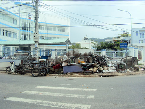 Phế liệu chiếm vỉa hè