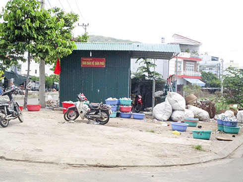 Chốt bảo vệ dân phố thành cơ sở tập kết phế liệu