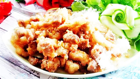 Thịt heo chiên xóc tỏi giòn rụm