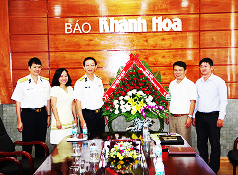 Đại tá Phan Văn Diễn - Phó Chính ủy Học viện Hải quân  thăm, chúc mừng Báo Khánh Hòa.