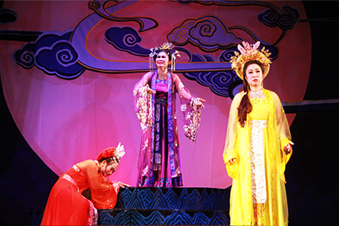 Nghệ sĩ Ưu tú Ái Ly (bìa phải) trong vai Hoàng hậu Chiêu Thánh.  