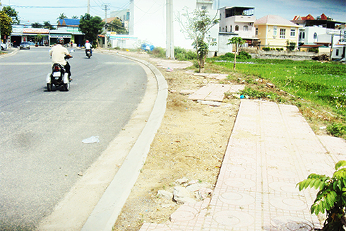 Vỉa hè bị hư hỏng