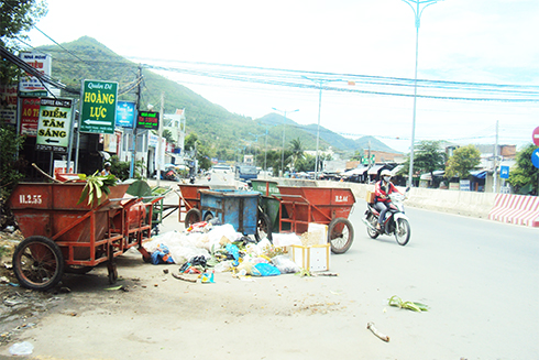 Xe thu gom rác gây cản trở giao thông