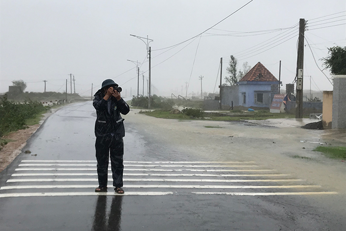 Phóng viên Báo Khánh Hòa tác nghiệp trong tâm bão số 12
