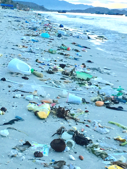 Rác ngập ngụa trên bãi biển