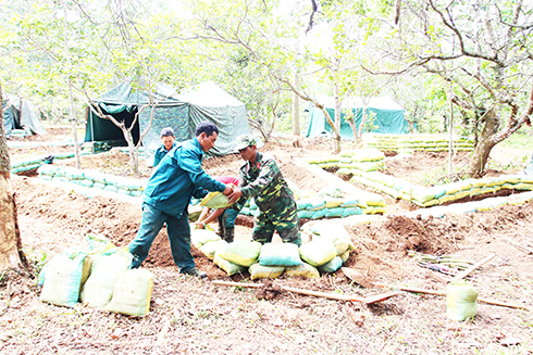Các lực lượng khẩn trương xây dựng thao trường phục vụ diễn tập.