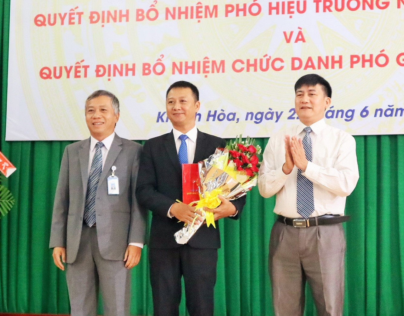 Tiến sĩ Trần Doãn Hùng nhận quyết định bổ nhiệm phó hiệu trưởng. 