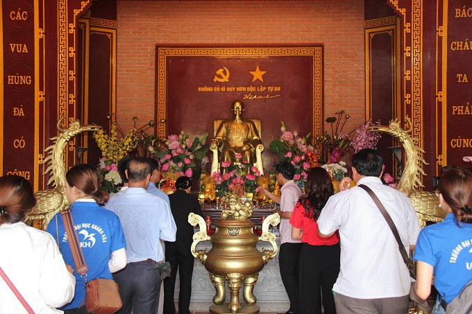 Thắp hương tại Đền thờ Chủ tịch Hồ Chí Minh.