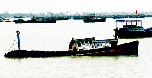 Sớm trục vớt chiếc ghe chìm trên biển Vạn Giã