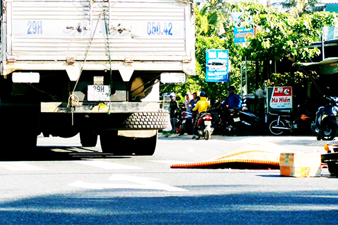 Xe tải tông xe máy, 2 người thương vong