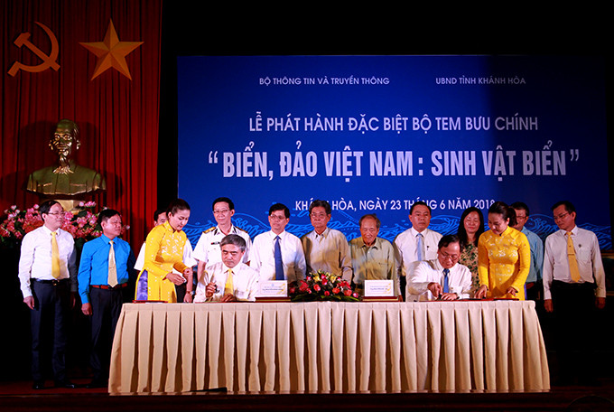 Nghi thức ký và đóng dấu phát hành bộ tem  "Biển, đảo Việt Nam (bộ 1): Sinh vật biển ".