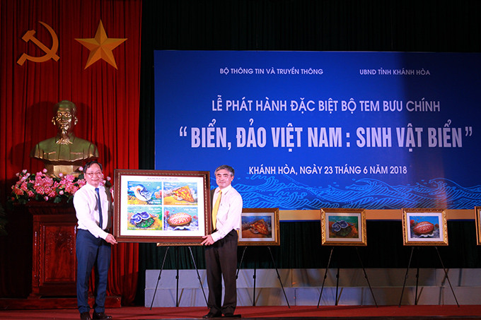 Lãnh đạo Bộ Thông tin và Truyền thông trao tặng bộ tranh tem cho lãnh đạo UBND tỉnh Khánh Hòa.