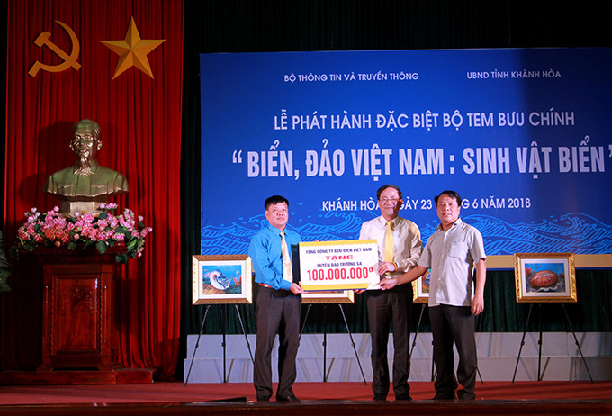 Lãnh đạo Tổng công ty Bưu điện Việt Nam trao số tiền bán bộ tranh sơn dầu cho lãnh đạo huyện Trường Sa.