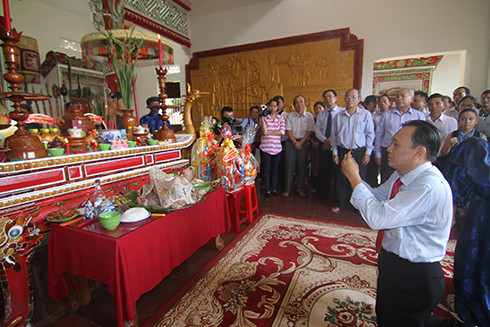 Le Huu Hoang, Chairman of Council of Members of Khanh Hoa Salangane Nests Company, thurifying at worshipping temple.