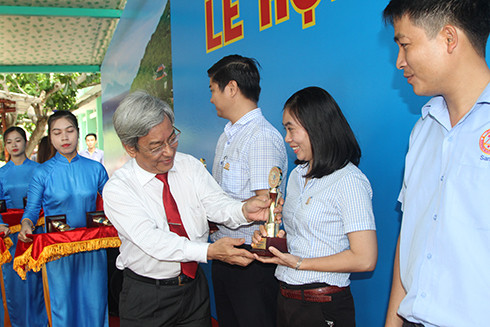 Le Xuan Than offering award plaques to excellent staffs of Khanh Hoa Salanganes Nest Company