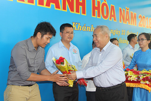 Dao Cong Thien congratulating excellent staffs of Khanh Hoa Salanganes Nest Company