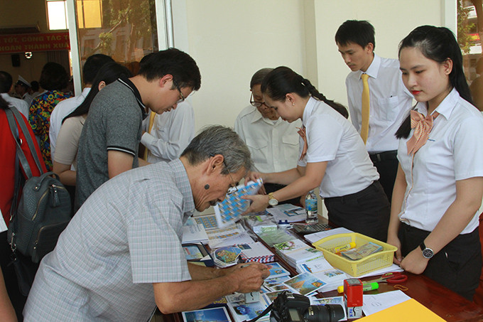 Stamp collectors buying new stamps