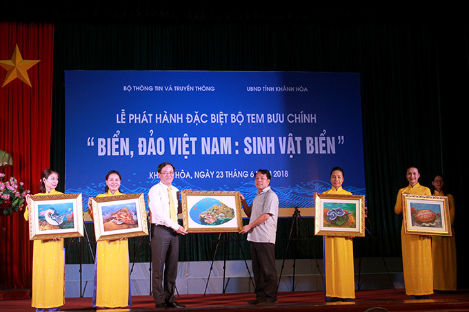 Leader of Vietnam Post offering oil paintings to buyer…