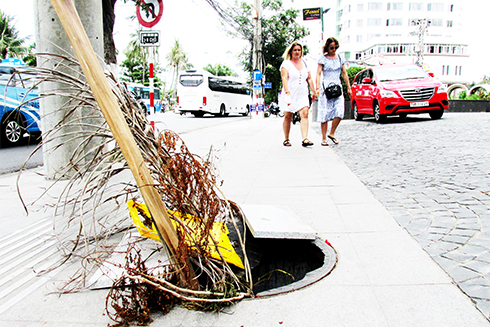 Hố nguy hiểm trên vỉa hè