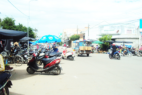 Buôn bán, dựng xe chiếm lòng đường