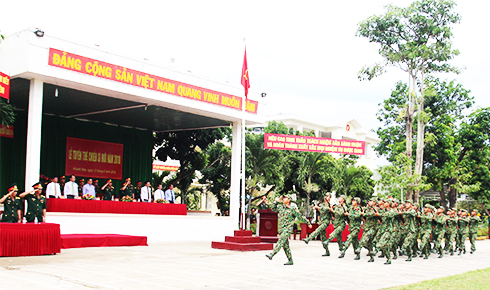 Chiến sĩ mới duyệt đội ngũ tại lễ tuyên thệ.