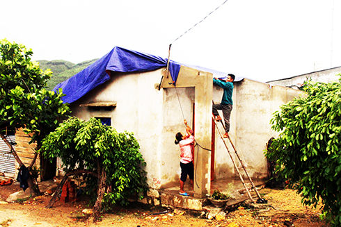 Người dân thôn Yang Mương phủ tạm bạt để bảo vệ tài sản trong nhà.