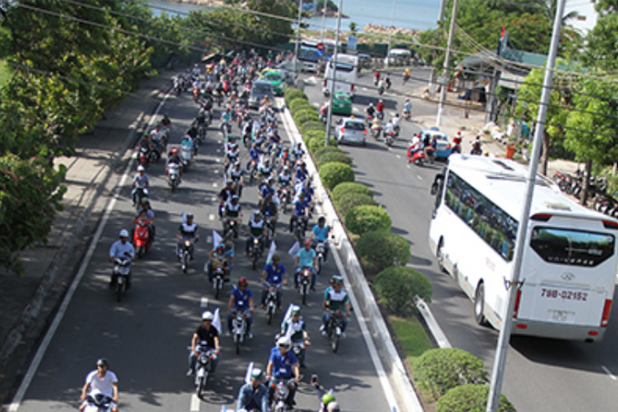 Cấm dừng, đỗ ô tô trên đường Phạm Văn Đồng và Hòn Chồng