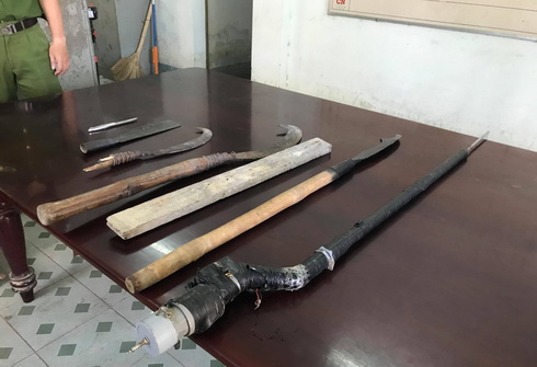 Khống chế 4 đối tượng mang súng tự chế đi đòi tiền bảo kê