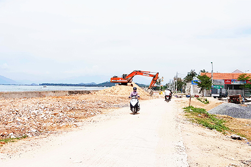 Công trình đường và kè đoạn từ cầu Hiền Lương 2 đến Bệnh viện Đa khoa huyện chuẩn bị hoàn thành.