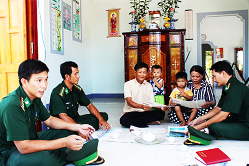 Cán bộ, chiến sĩ Đồn Biên phòng Cam Hải Đông thăm, động viên gia đình ông Văn Việt Hải.